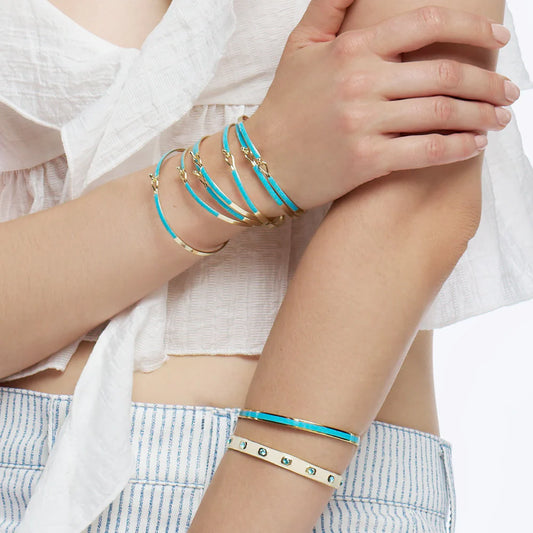 GEM - Adjustable lacquered bangle in gilded brass with turquoise strass. Color : Turquoise Blue