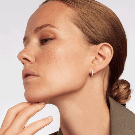 BANGLE - Small lacquer thin hoop earrings in gilded brass. Color : White sand