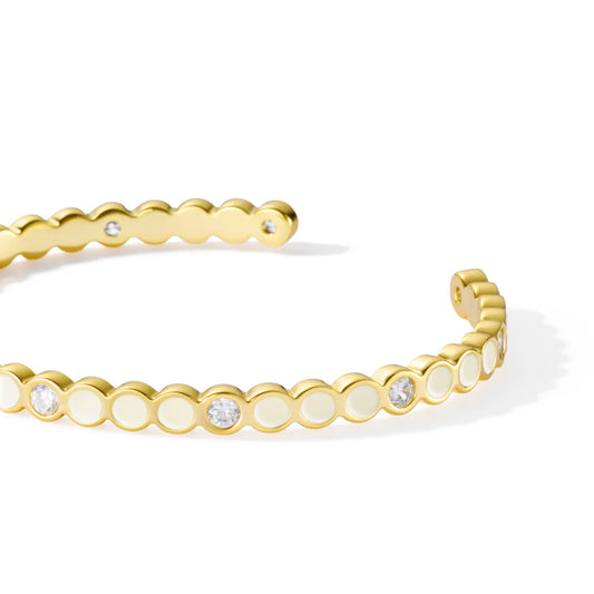 LUMI - Adjustable thin bangle in gilded brass. enamel & cubic zirconiums. Color : Sand White