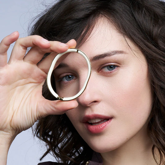 SATURNE - Claps bracelet in PVD steel gold with enamel. Color : Sand White