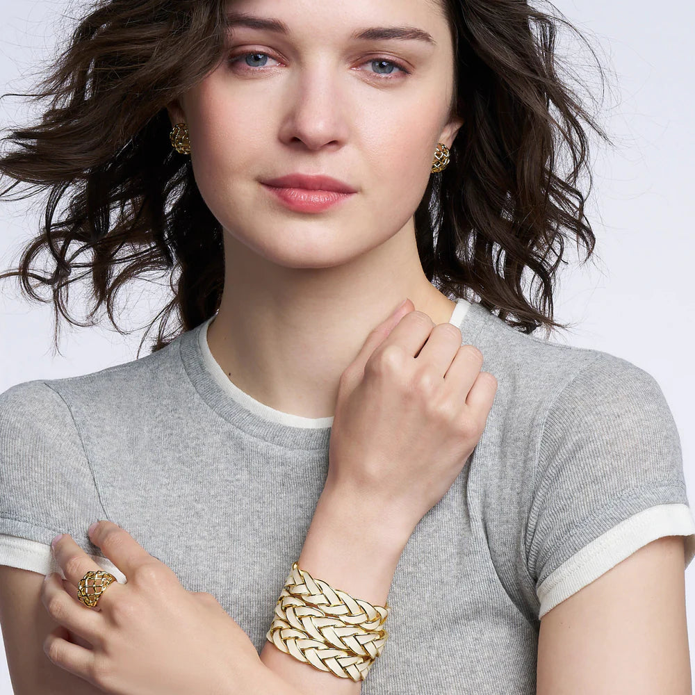 VENUS - Adjustable enamel braids cloisonne cuff in gilded brass. Color : White Sand